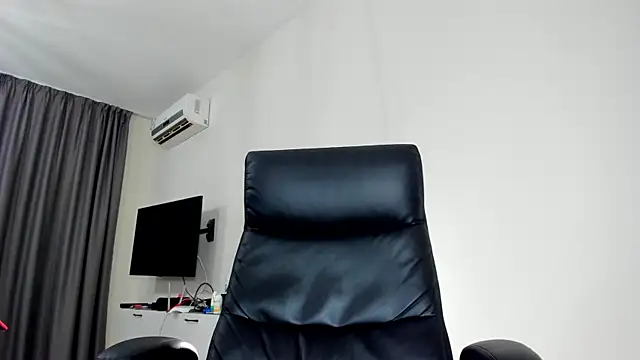 Show modela Findom_guy na web-kameri