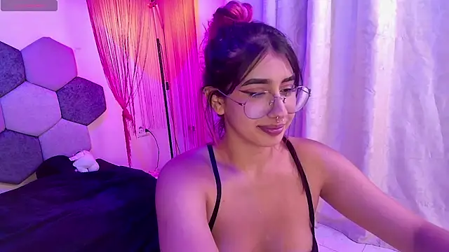 Show modela Horny_tgn na web-kameri
