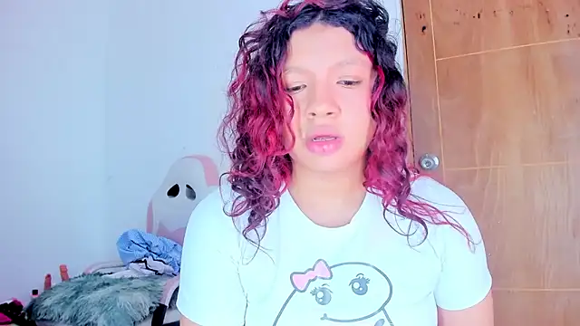 Chat XXX en directo de Emily_Coper18