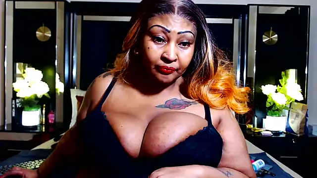 MONSTERTITS44DDD – Kamerová šou