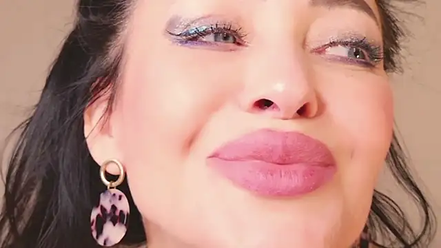 NaomiBlack35: διαδικτυακό σόου στην κάμερα