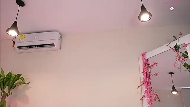 mili_moon_'s Live XXX Chat