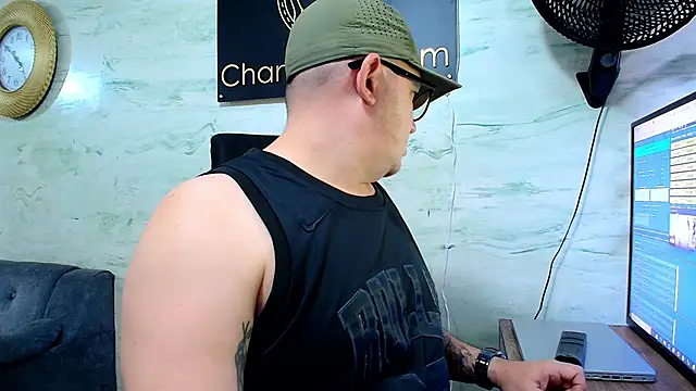 maximo_daddy Show in webcam