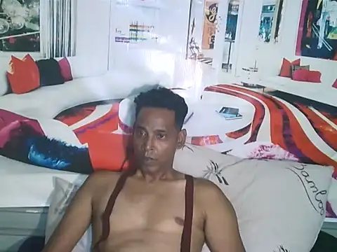 IndianHunk01: διαδικτυακό σόου στην κάμερα