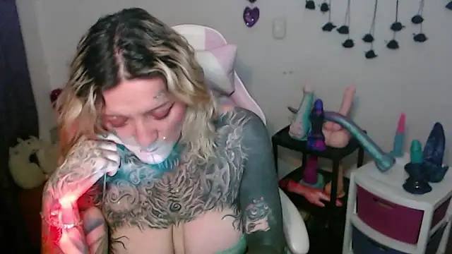SLOPPYTITSS live XXX chat