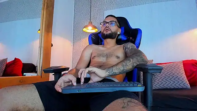 KyleJoss30: διαδικτυακό σόου στην κάμερα