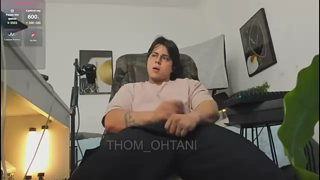 Pertunjukan Kamera Web Thom_Ohtani