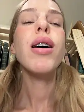 kira_mia Adlı Modelin Canlı XXX Sohbeti
