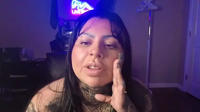 chicanachic13 Show in webcam