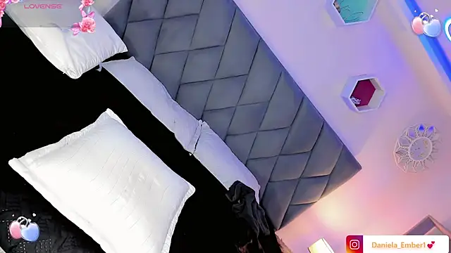 Amira_Ember Show in webcam