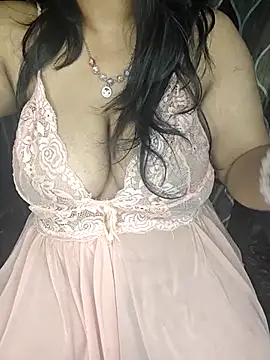 Show modela Curvy_Pooja na web-kameri