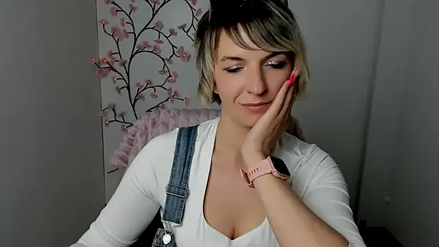 Lana_Foxyy Adlı Modelin Canlı XXX Sohbeti