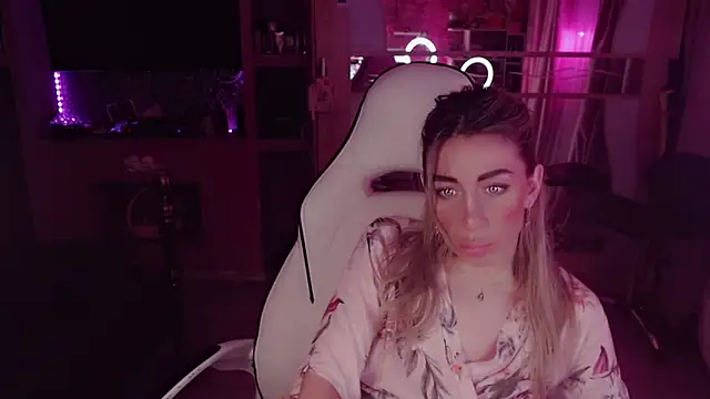 AnnieGOld_ élő XXX-chatje