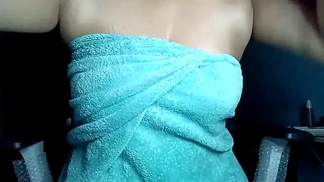 Pokazy przed kamerką – YourDesi_Laila_