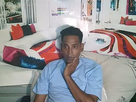 IndianHunk01: διαδικτυακό σόου στην κάμερα