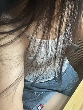 Mina048 Adlı Modelin Canlı XXX Sohbeti