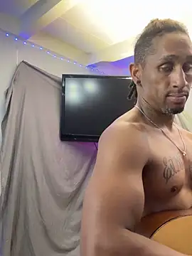 TheRealMrDLlong Show in webcam