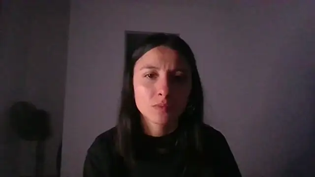 MiaaLunaa: διαδικτυακό σόου στην κάμερα