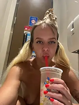 XXX chat uživo modela LikaCat