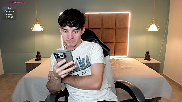 Show modela AlejooTwink na web-kameri