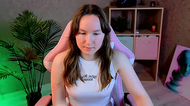 SindieStormm Adlı Modelin Canlı XXX Sohbeti