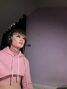 Show modela FemboyShow na web-kameri