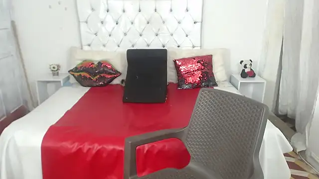 Chat +18 de Sweetbigcatt ao vivo