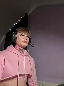 Show modela FemboyShow na web-kameri