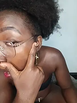 Chat +18 de KaleaEbony ao vivo