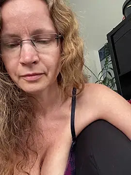 AnnikaRose Adlı Modelin Canlı XXX Sohbeti