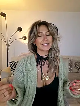 CelynaRoss: διαδικτυακό σόου στην κάμερα