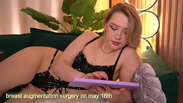 LauraWifeness' Live XXX Chat