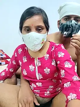 Miss_Riya20: διαδικτυακό σόου στην κάμερα