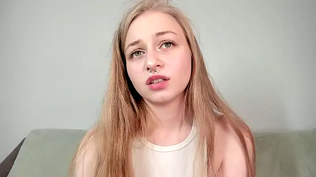 MiaMews' Live XXX Chat