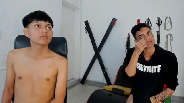 Chat +18 de Gay_Red_Room ao vivo