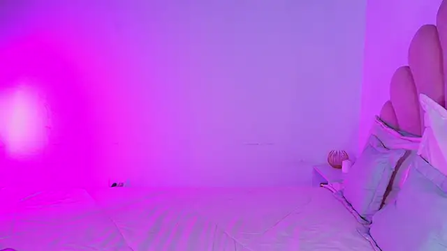 MiaColucci18's Live XXX Chat