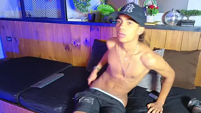 AlanCutee webcam show