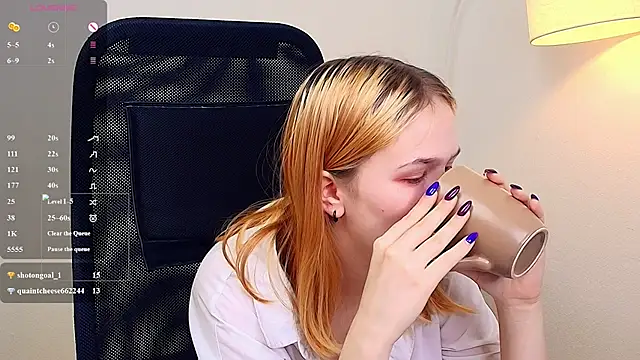 MoonF0xy's Live XXX Chat