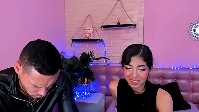 Aronandmoli69 Show Webcam