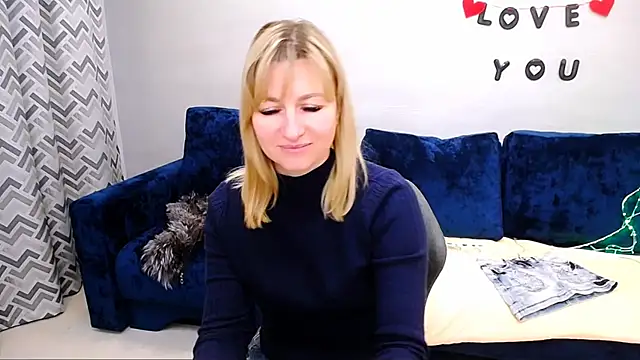 Incredible_Ariela: διαδικτυακό σόου στην κάμερα