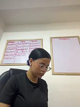 Susan_Voltaire Adlı Modelin Canlı XXX Sohbeti