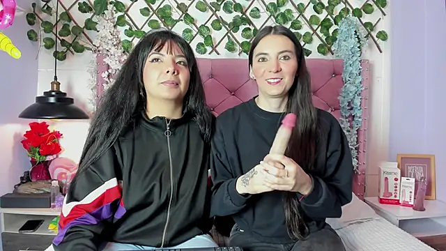Valkiria-and-Dione's Live XXX Chat