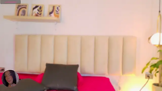 Emely_Deluxe: διαδικτυακό σόου στην κάμερα