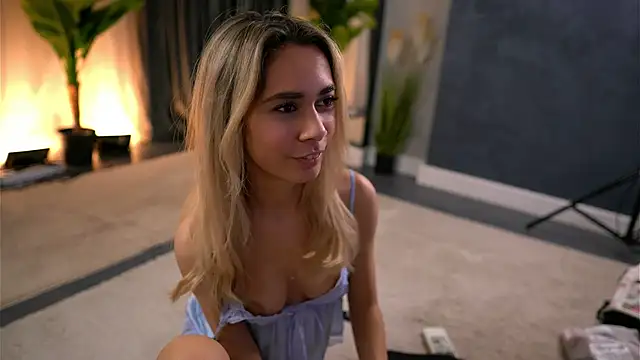 AishleyBee Adlı Modelin Canlı XXX Sohbeti