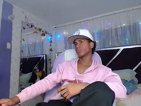 Santy_bigcock_01 Show Webcam