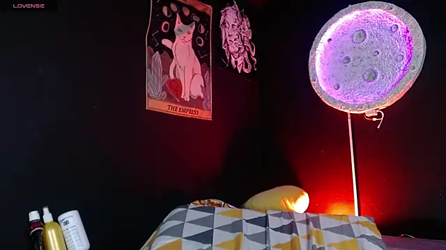 girl_intense444 Adlı Modelin Canlı XXX Sohbeti