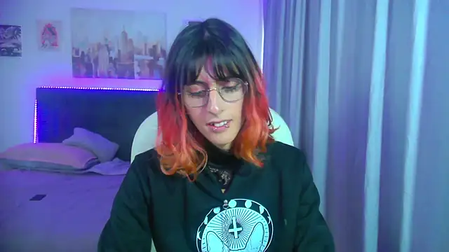 goth_minerva: διαδικτυακό σόου στην κάμερα