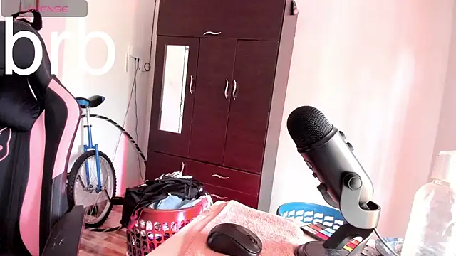 XXX chat uživo modela adrena_10