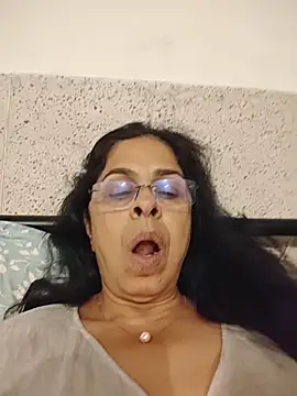 NakedMILFx Adlı Modelin Canlı XXX Sohbeti