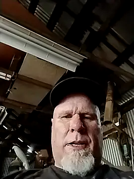 Reddog833 Show in webcam
